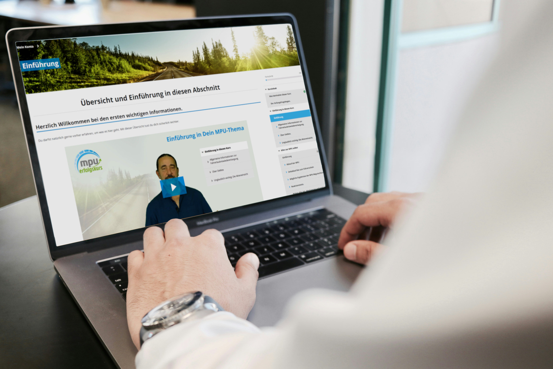 Laptop mit MPU Online-Kurs Anwendung